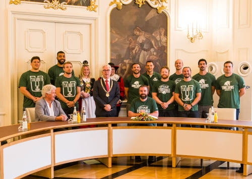 Die Delegation der Schwäbisch Hall Unicorns mit Erster Hofdame, Erstem Hofbursche, Oberbürgermeister und dessen ehrenamtlichen Stellvertreter (sitzend links) zum Gruppenbild auf. Sitzend in der Mitte